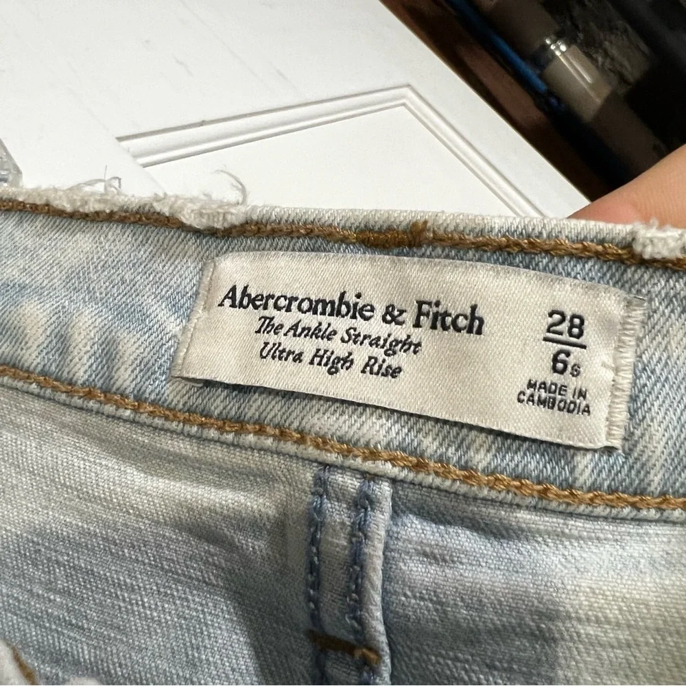 Abercrombie and Fitch Ultra High Rise Jeans Ankle Straight Light Wash Size 6 28